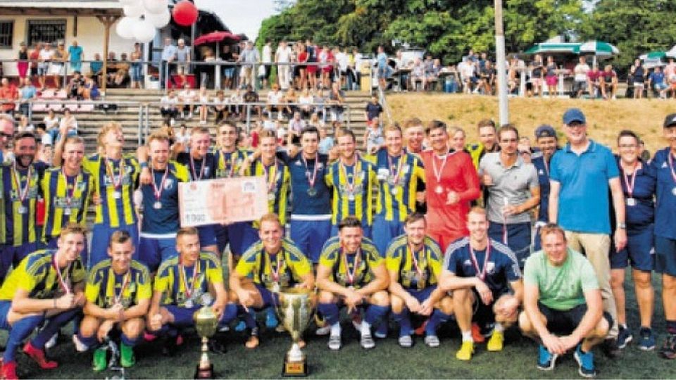 Den Sieg und die 1000 Euro Prämie sicherten  sich die Nümbrechter Fußballer beim 11. Homburger Sparkassen-Cup. Fotos: Börsch