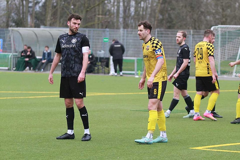 Marvin Bruhn (re.Frisia Risum-Lindholm) bleibt mit starken 19 Toren als Mittelfeldspieler weiterhin knapp vor Stürmer Jannik Drews (18) nach je 3 Toren in Heide. Marvin Bruhn (re.Frisia Risum-Lindholm) bleibt mit starken 19 Toren als Mittelfeldspieler weiterhin knapp vor Stürmer Jannik Drews (18) nach je 3 Toren in Heide.