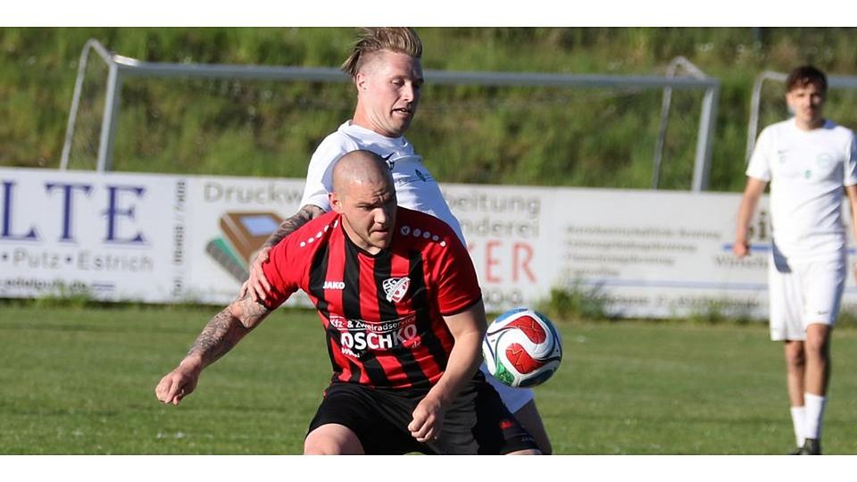 Maximiliano Crispino (vorne) spielt sich am Sonntag mit Silberg/Eisenhausen in Wenkbach gegen die FSG Südkreis für das Kreispokalfnale am Mittwoch ein, Yannik Veith bestreitet mit Gladenbach das Abendspiel bei Blau-Gelb Marburg II. © Jens Schmidt