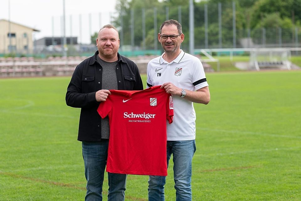 Hätte kaum besser starten können: Gerhard Lösch (li.) neben Forstinnnigs sportlichem Leiter Thomas Herndl, gewann mit seiner Mannschaft jedes der ersten drei Bezirksliga-Spiele und steht an der Spitze des Klassements.