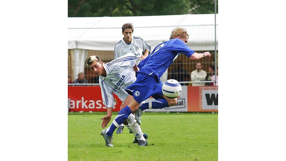 Der heutige Nationalspieler Mesut Özil (links) spielte 2005 im Trikot von Schalke 04 auf der Auwiese. Foto Thumi