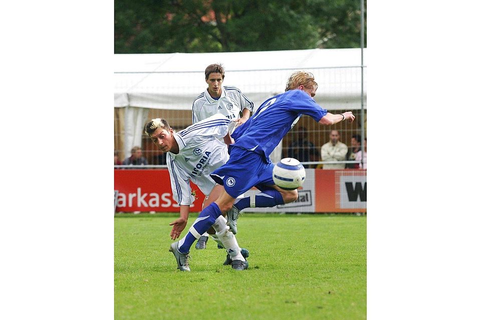 Der heutige Nationalspieler Mesut Özil (links) spielte 2005 im Trikot von Schalke 04 auf der Auwiese. Foto Thumi