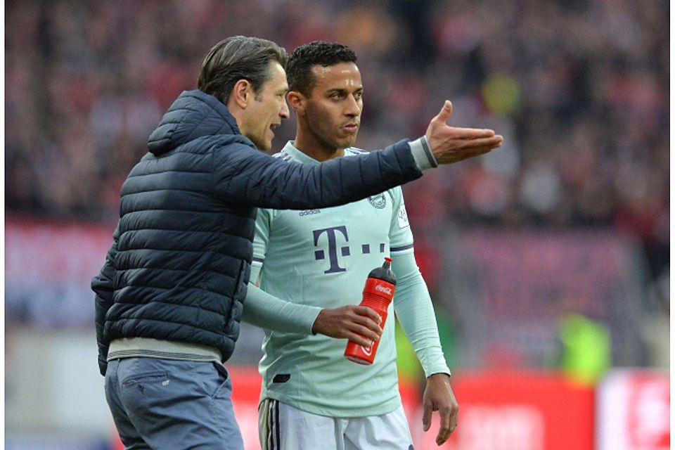 Thiago nimmt Anweisungen von Trainer Niko Kovac (links) entgegen. Der Sechser geht in seine siebte Saison beim FC Bayern München. dpa / Timm Schamberger