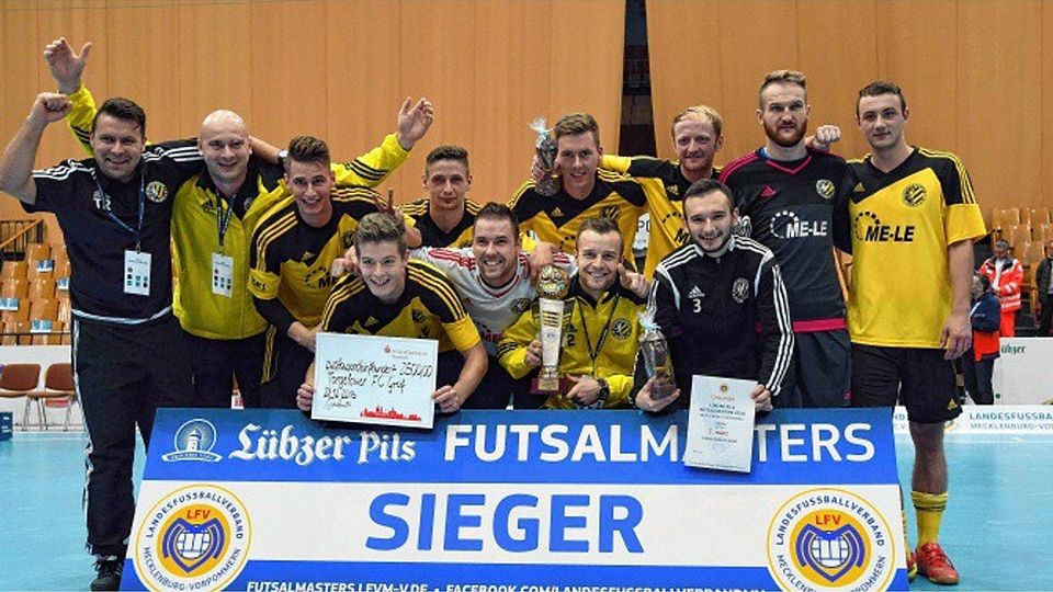 Stolzer Sieger: Der Torgelower FC Greif ist der erste inoffizielle Futsal-Landesmeister.
