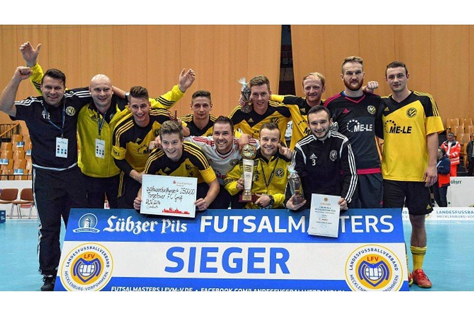 Stolzer Sieger: Der Torgelower FC Greif ist der erste inoffizielle Futsal-Landesmeister.