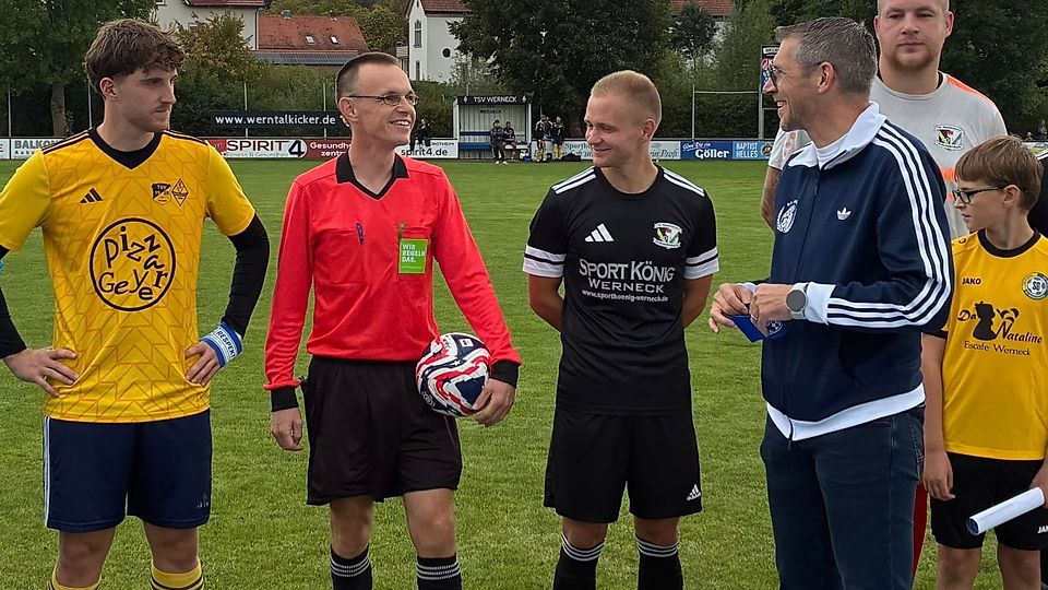 Bezirks-Vorsitzender/BFV-Vizepräsident Jürgen Pfau (vorne) überreichte den Spielführern Lenard Geyer (TSV Ettleben 2; li.) und Leopold Göbel (SV Mühlhausen/Schraudenbach; re. neben dem Schiedsrichter) die RESPEKT-Kapitänsbinden. Geleitet wurde die Partie durch den Unparteiischen Christian Schmitt.