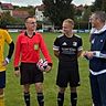 Bezirks-Vorsitzender/BFV-Vizepräsident Jürgen Pfau (vorne) überreichte den Spielführern Lenard Geyer (TSV Ettleben 2; li.) und Leopold Göbel (SV Mühlhausen/Schraudenbach; re. neben dem Schiedsrichter) die RESPEKT-Kapitänsbinden. Geleitet wurde die Partie durch den Unparteiischen Christian Schmitt.