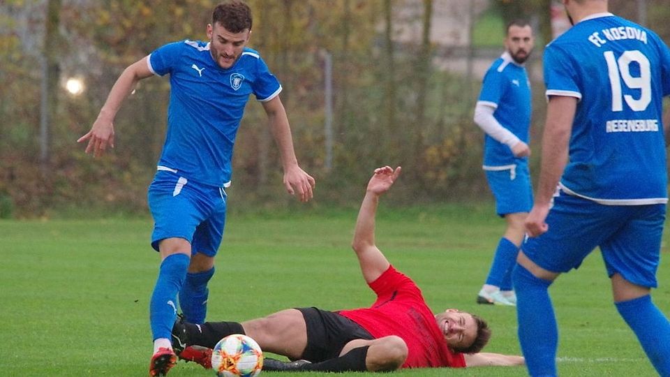 Sein Kampfgeist brachte dem TSV Neutraubling (Rot) im Heimduell mit dem FC Kosova keine Punkte ein.