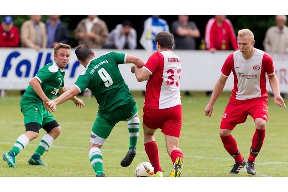 Während der TSV Natternberg (grüne Trikots) künftig in der Kreisliga ran darf, muss der FC Gottfrieding weiter in der Kreisklasse ran F: Becherer