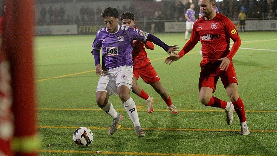 Doppeltorschütze Julius Alt (re.) und Devran Boztepe (Kilia Kiel) setzen Berk Akcicek (VfR Neumünster) unter Druck.