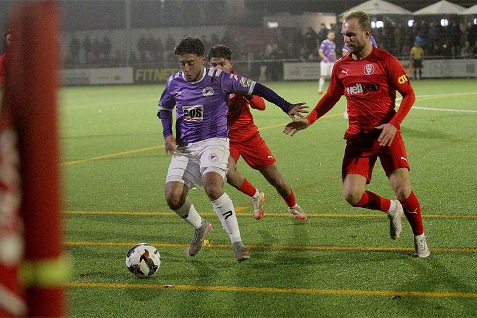 Doppeltorschütze Julius Alt (re.) und Devran Boztepe (Kilia Kiel) setzen Berk Akcicek (VfR Neumünster) unter Druck.