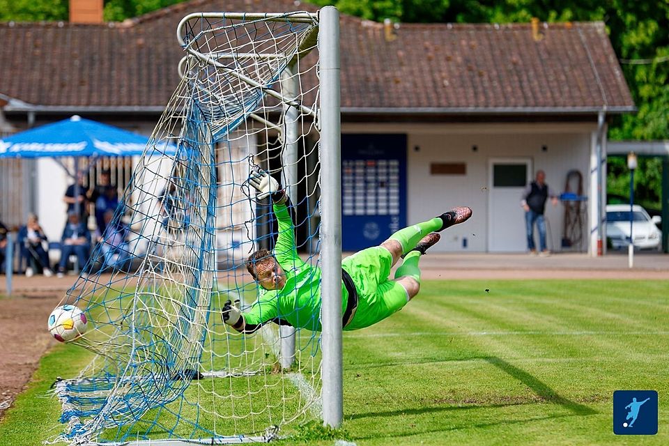Mettlachs Keeper Frank Hennen kassiert schon früh den ersten Gegentreffer beim 0:3 gegen den Titelanwärter Jägersburg