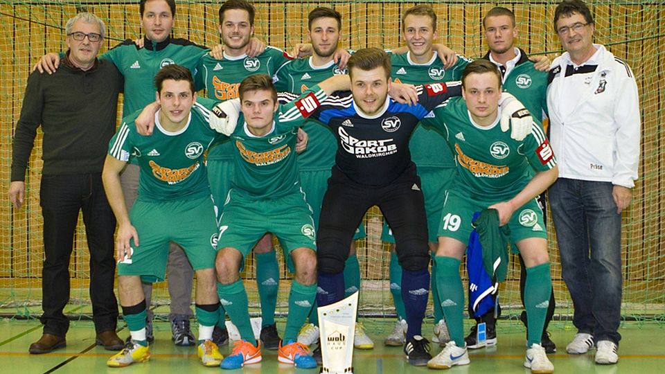 Altbewährtes Bild: der SV Schalding-Heining holte sich zum dritten Mal in Folge den Wolf-Haus-Cup. Patrick Rott (unten rechts) wurde sowohl Torschützenkönig als auch Spieler des Turniers.