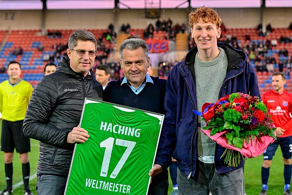 Die nächste Ehrung für den U17-Weltmeister: Florian Rensch (l.) und Manfred Schwabl sind stolz auf Torwart Konstantin Heide.