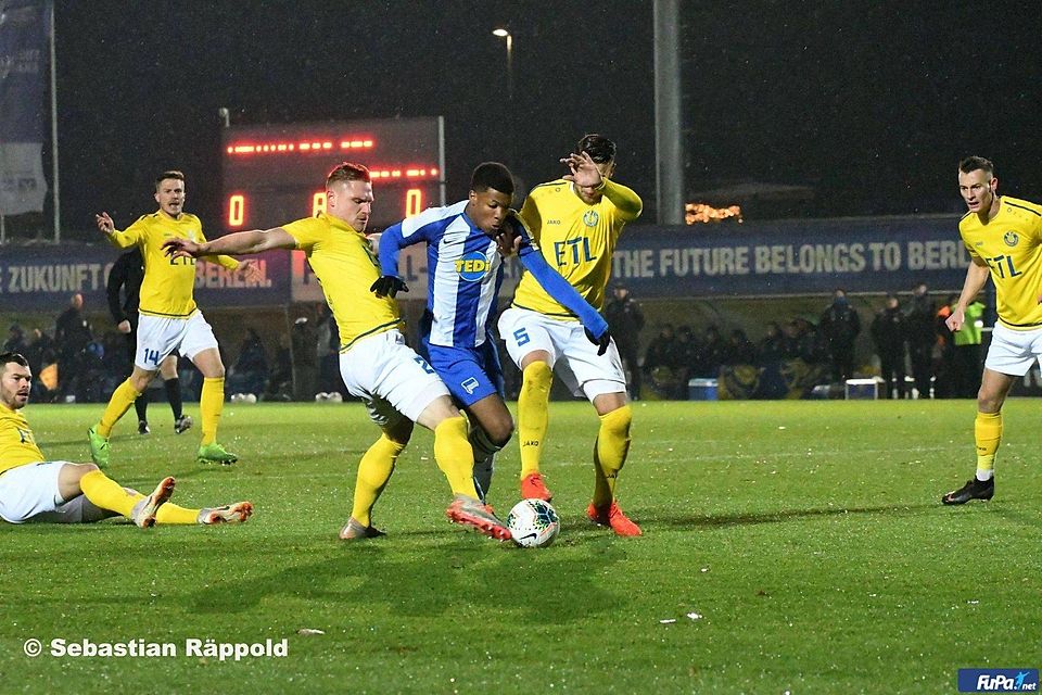 Herthas Ngankam (blau-weißes Trikot) wurde am Freitagabend im Spiel gegen Lok Leipzig rassistisch beleidigt.