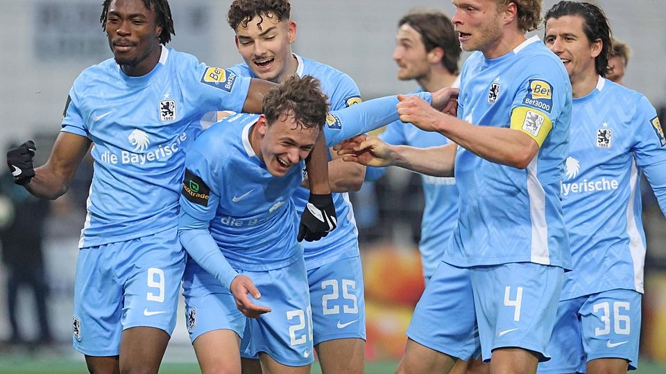 Die 1860-Profis um Jesper Verlaat und Sean Dulic versuchen Lukas Reich, bei seinem Torjubel zu stoppen.