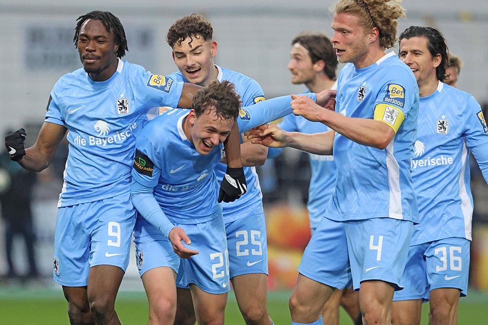 Die 1860-Profis um Jesper Verlaat und Sean Dulic versuchen Lukas Reich, bei seinem Torjubel zu stoppen.