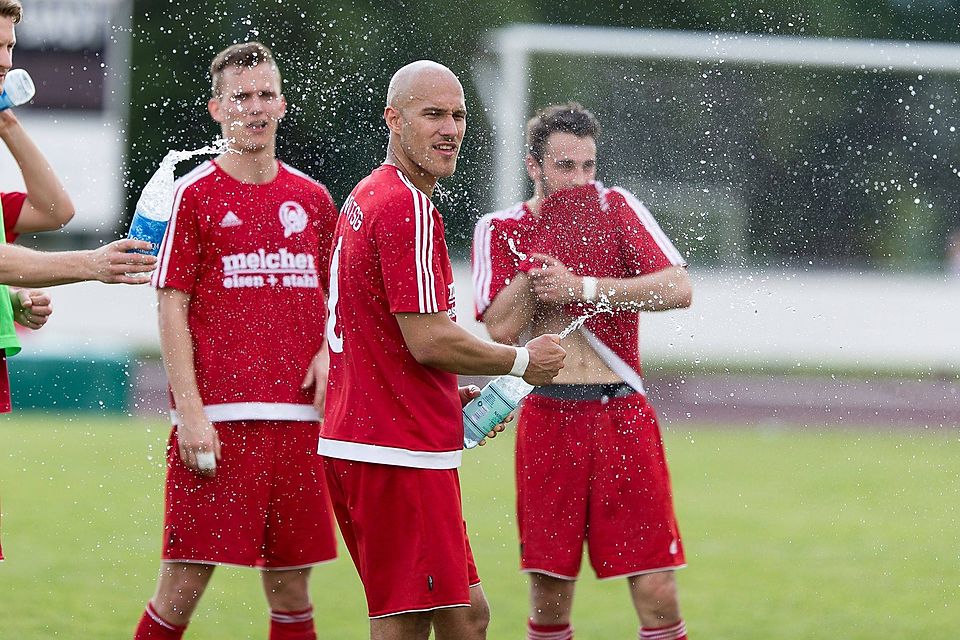 Am morgigen Samstag werden die Usinger Fußballer ihren Erfolg nach dem letzten Spiel der Aufstiegsrunde sicher nicht nur mit Wasser feiern.