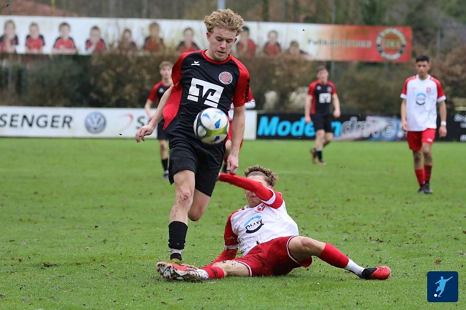 Die U17 des FC Eintracht Rheine (in Schwarz) zog über die Hammer SpVg in das Achtelfinale ein.