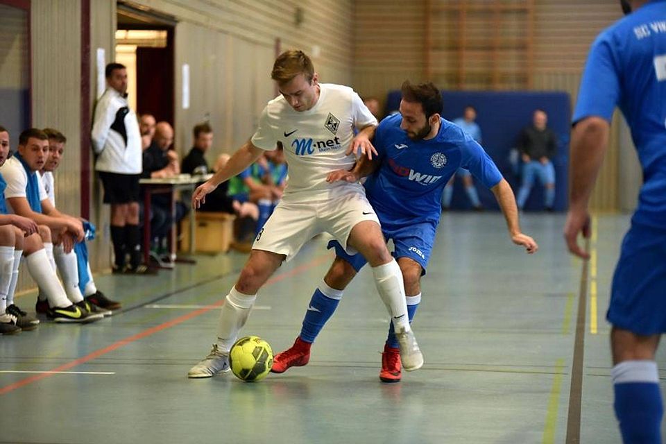 Nach ihrem Auftritt beim Futsal-Cup werden sich Dariusz Saflik (links) von der SG Hettersoth/Burgbracht und Niddas Arsen Dashyan beim Restrundenauftakt der Kreisoberliga Büdingen am 8. März wiedersehen. Foto: erg Nach ihrem Auftritt beim Futsal-Cup werden sich Dariusz Saflik (links) von der SG Hettersoth/Burgbracht und Niddas Arsen Dashyan beim Restrundenauftakt der Kreisoberliga Büdingen am 8. März wiedersehen. Foto: erg