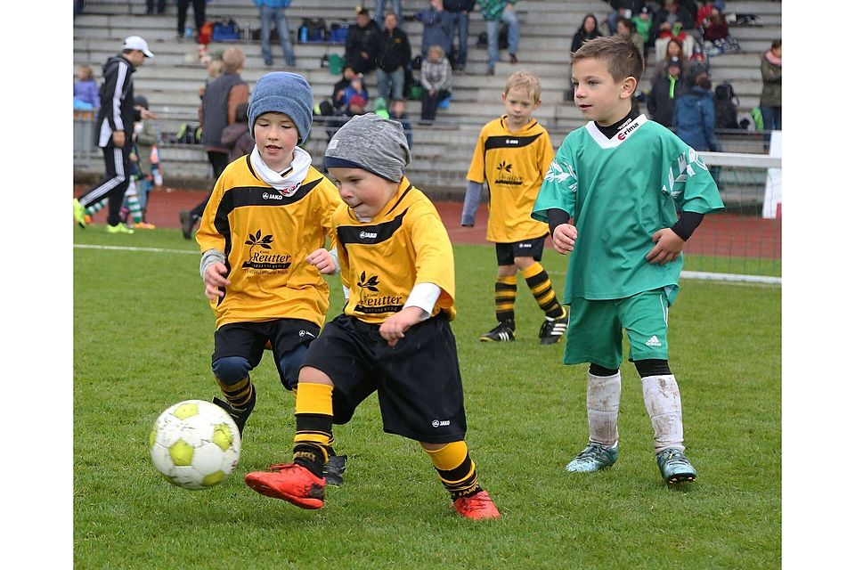 Mit Mütze, Schal oder Handschuhen zu kicken macht auch Spaß: Bambini-Spieltag in Herrenberg GB-Foto: Priestersbach