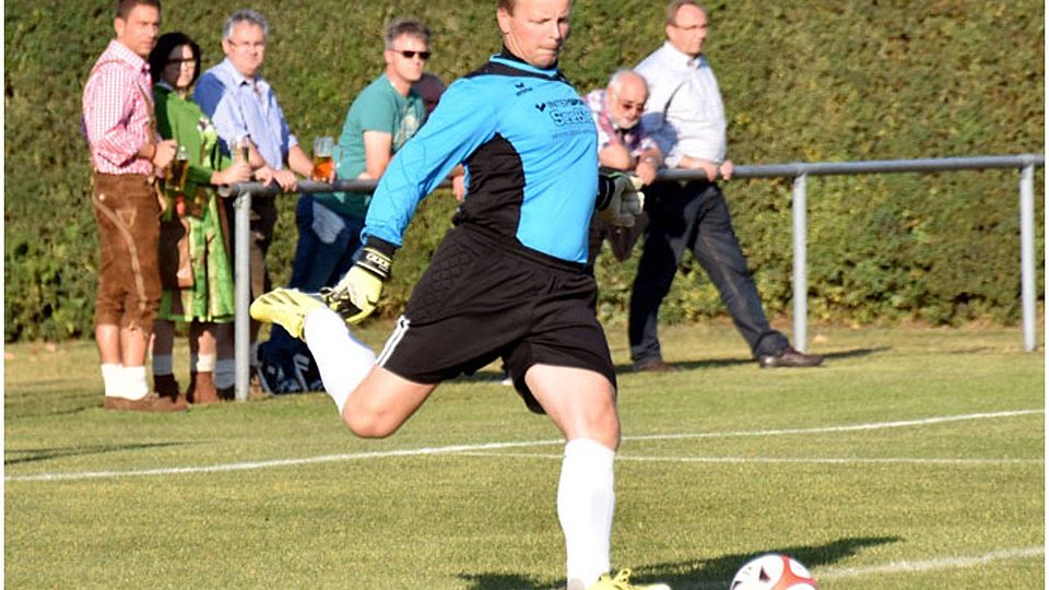 Torwart, Spielertrainer und Routinier: Frank Löffler will mit dem FC Unterbechingen die A-Klasse halten.		F.: Karl Aumiller