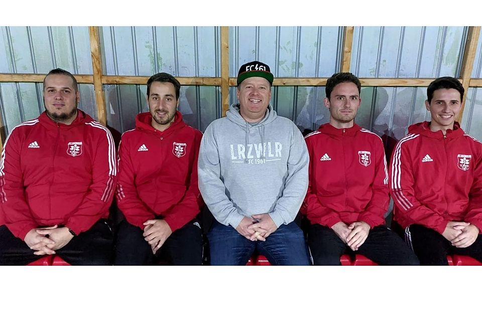 Trainerteam des FC Lörzweiler 2022/2023 (v. Links): Maurice Morch, Alexander Hoyer, Abteilungsleiter René Siebert, Stefan Sommer und Christopher Karl