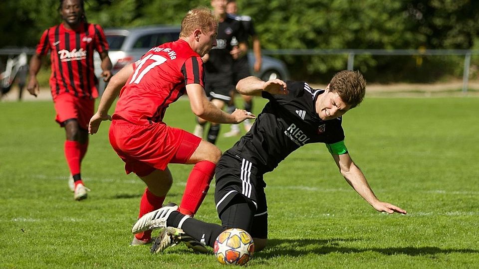 Spitzenreiter SpVgg Eschlkam (in schwarz) will in Untertraubenbach nicht ins Straucheln geraten.