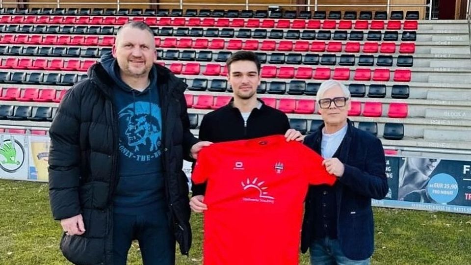 Arian Ramadani (Mitte) mit dem Sportlichen Leiter Thomas Gabler (li.) und Geschäftsführer Reinhard Dorner 