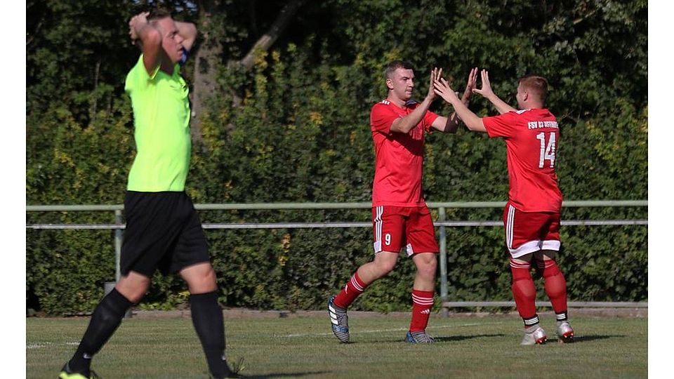 Der FSV Osthofen, in der Szene beklatschen sich Erik Schin und Pascal Knierim, knüpft nahtlos an seine erfolgreiche Saison in der B-Klasse, hier gegen den SV Leiselheim, an.	 Archivfoto: BK/Dirigo