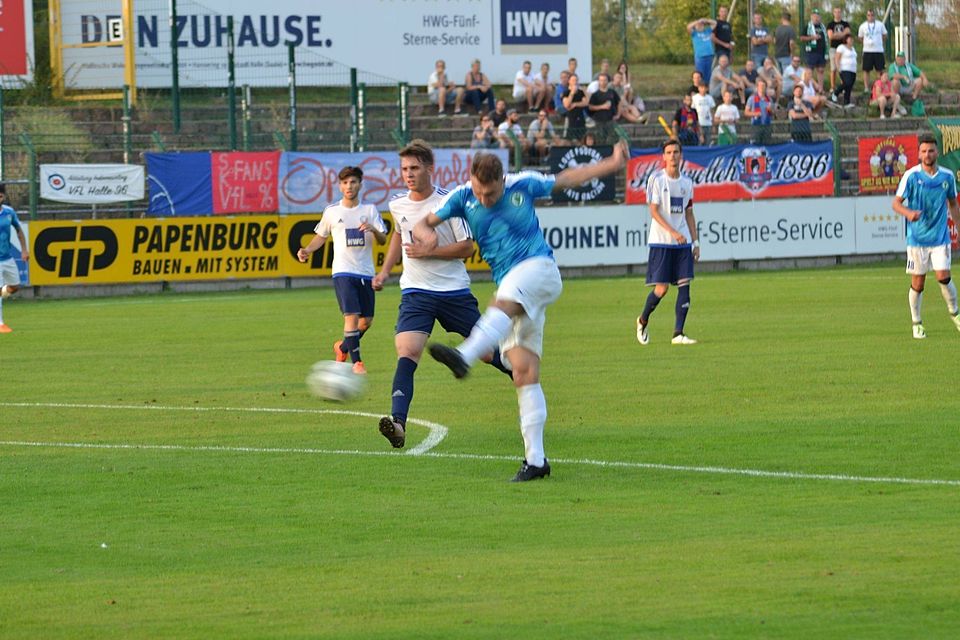 Merseburg 99 (in blau-weiß) feierte in Halle einen knappen 1:0-Erfolg   (F. Kegler)