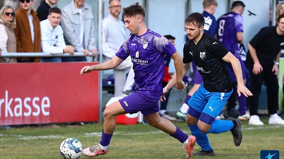 Immer wieder mal einen Schritt voraus war die Elf aus Kareth (links Jonas Huber) im Spiel gegen Schwandorf-Ettmannsdorf - und sorgte für eine handfeste Überraschung in der Landesliga Mitte.