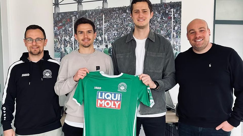 Markus Waffler (Zweiter von rechts) bei seiner Vorstellung als Neuzugang des VfB Eichstätt.