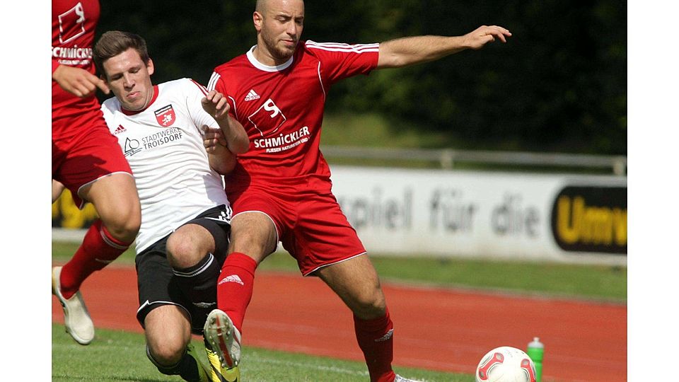 Punkte am "grünen Tisch" bekommen eventuell Ümit Keskin (rechts) und der 1. FC Niederkassel.
