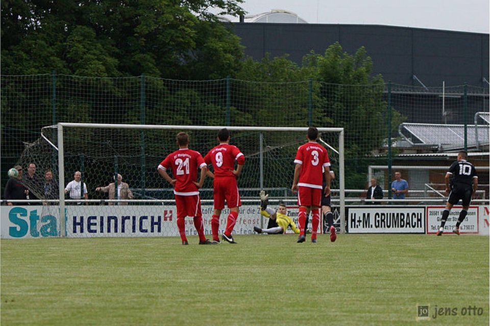 Der Treffer zum Klassenerhalt: Manuel Schäfer verlädt SCW-Keeper Engelhard und trifft zum 1:1-Endstand.    Foto: Jens Otto