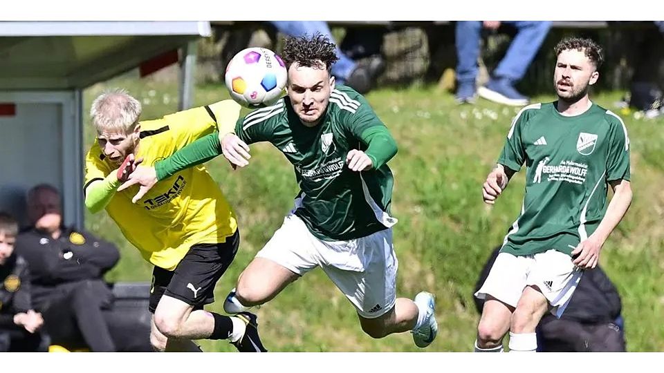 Geht Leon Kunz (l.) vom SSV Allendorf zukünftig für die SG Kalteiche auf Torejagd? (Archivfoto) © Henrik Schneider