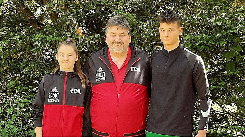 Der Trainer und „seine“ beiden Nationalspieler: Werner Lux (Mitte) mit Sonja Lux und Alem Japaur.