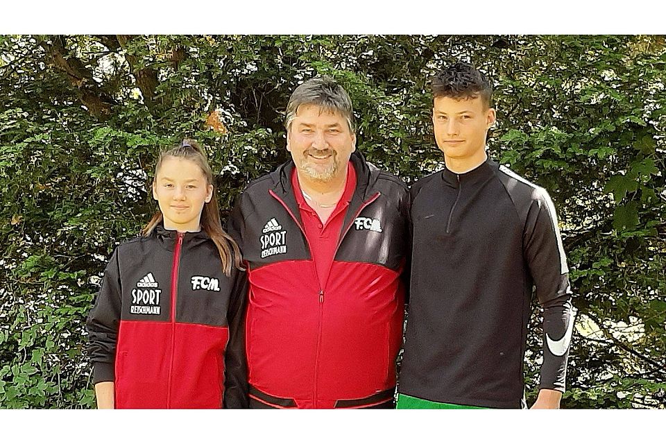 Der Trainer und „seine“ beiden Nationalspieler: Werner Lux (Mitte) mit Sonja Lux und Alem Japaur.
