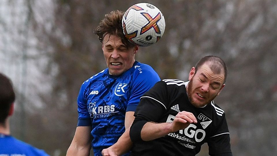  Der TuS Efringen-Kirchen (hier Lasse Rudolph, links) grenzte die Kreise des Todtmooser Stürmers Adrian Malzacher effektiv ein. | Foto: Gerd Gründl 