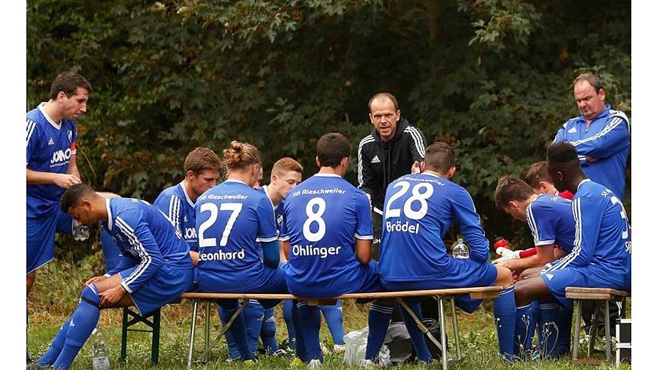 Als Team muss die SG Rieschweiler um Trainer Björn Hüther (in Schwarz) am Sonntag in Bingen wieder funktionieren. Foto: Wille