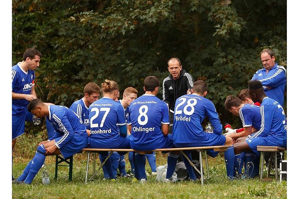 Als Team muss die SG Rieschweiler um Trainer Björn Hüther (in Schwarz) am Sonntag in Bingen wieder funktionieren. Foto: Wille