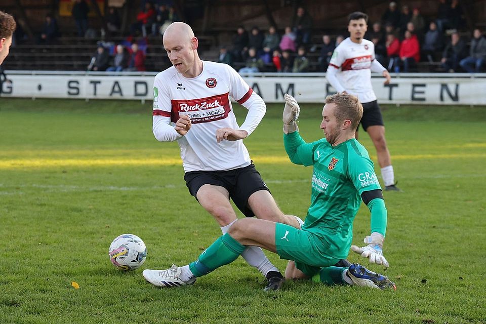Mit vollem Körpereinsatz: Tobias Vogl hütet auch nächste Saison das Tor des 1. FC Bad Kötzting.