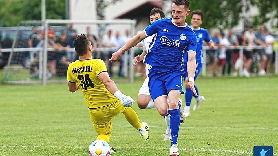 Vor gut einem Jahr schoss Erik Tschirschky (rechts) den SV Büßleben mit seinem Geburtstags-Viererpack in die Thüringenliga. Nun geht es zum Saisonstart direkt wieder an den Ort, wo die Aufstiegsfeier begann.