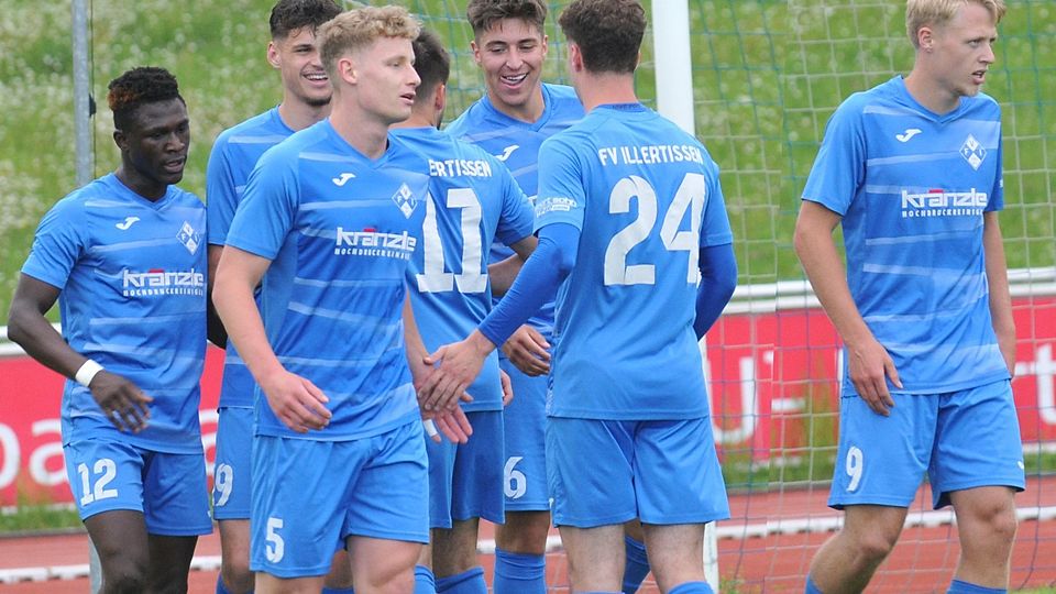 Nachdem Patrick Ekinci (Nummer sechs) zum 2:0 getroffen hatte, herrschte noch eher verhaltene Freude bei den Illertissern. Später war sie größer, als der Klassenerhalt geschafft war.