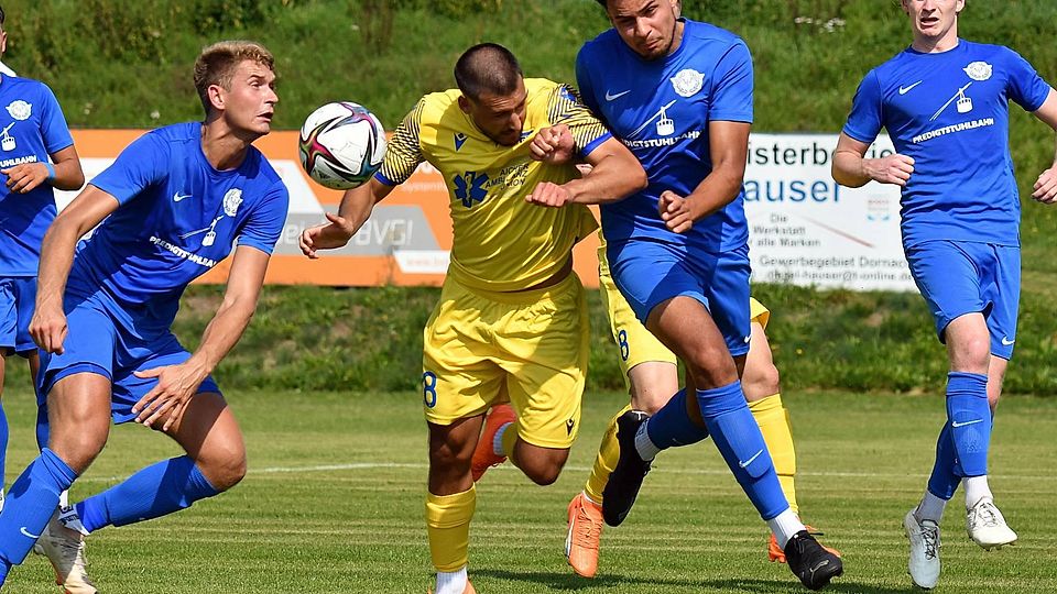 Voller Körpereinsatz: Dornach (Can Bozoglu; gelb) hat einen schweren Stand gegen Freilassing.