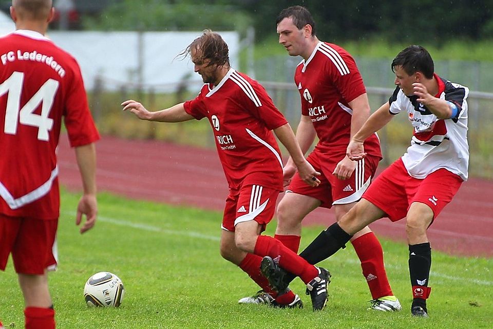 Man stellt sich die Frage, kann der FC Katzbach dem FC Lederdorn ein Bein stellen   Foto: Tschannerl