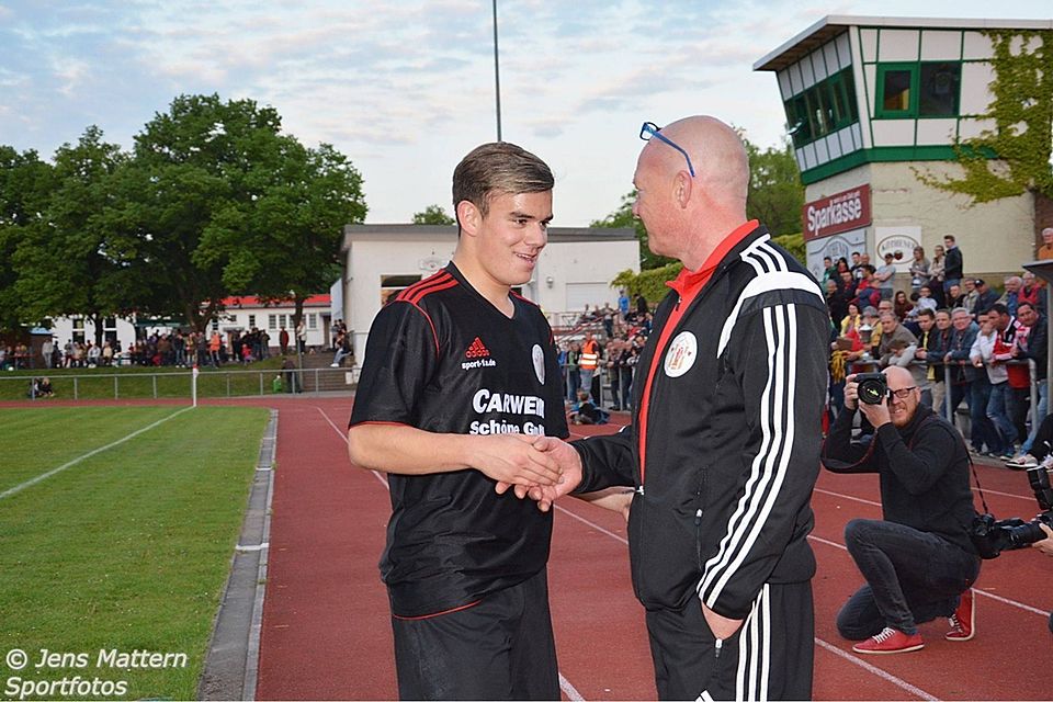 Trainer Holger Nöthling wusste, bei wem er sich zu bedanken hatte: Justin Schnuppe-Frank.  F: Mattern
