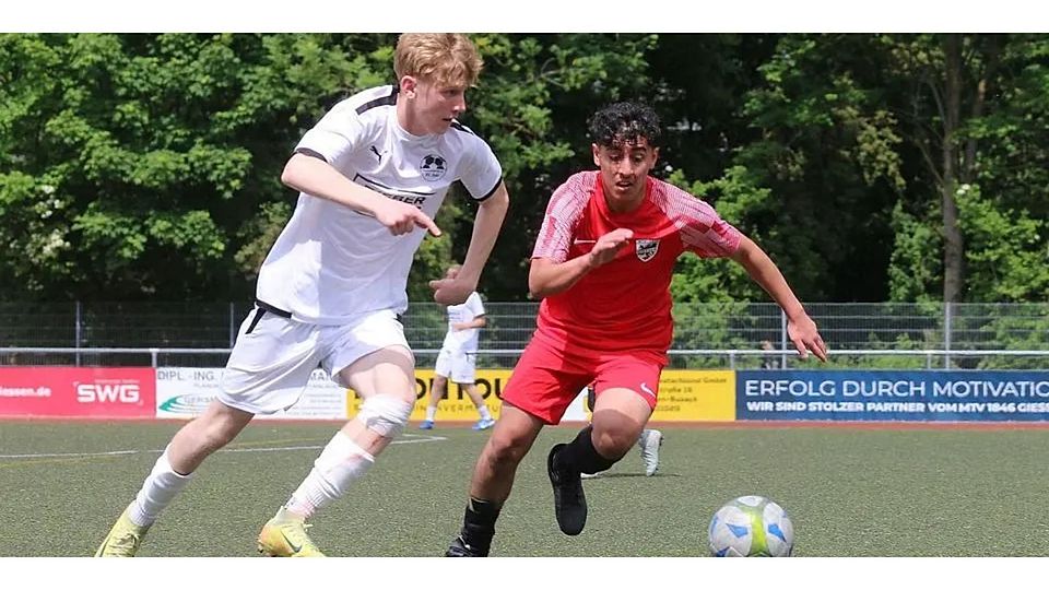 Janne Beschorner (l.) brachte den JFV FC Aar in der A-Junioren-Gruppenliga beim 7:1-Heimerfolg früh in Führung. (Archivfoto) © Sven Jessen