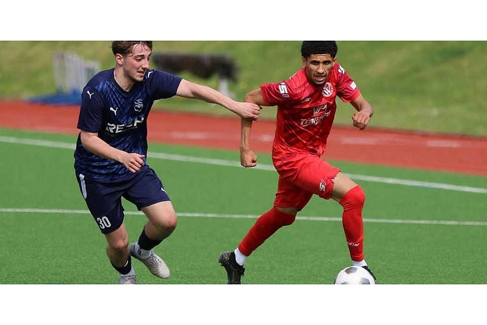 In der Fußball-Gruppenliga trennen sich Luca Knittel (l.) und die SG Eschenburg Anfang Mai 0:0 von Mohamed Enis Khalfaoui und der U23 des SC Waldgirmes. Am grünen Tisch wird diese Partie nun mit 3:0 für die SGE gewertet, was die Dramatik im Abstiegskampf vor dem letzten Spieltag zusätzlich erhöht. (Archivbild) © Lorenz Pietzsch In der Fußball-Gruppenliga trennen sich Luca Knittel (l.) und die SG Eschenburg Anfang Mai 0:0 von Mohamed Enis Khalfaoui und der U23 des SC Waldgirmes. Am grünen Tisch wird diese Partie nun mit 3:0 für die SGE gewertet, was die Dramatik im Abstiegskampf vor dem letzten Spieltag zusätzlich erhöht. (Archivbild) © Lorenz Pietzsch
