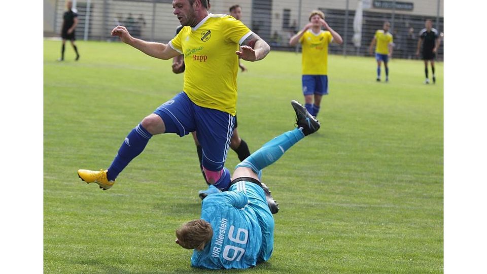 Beinahe hätte Christopher Rupp auch im letzten Spiel seiner Karriere ein Tor gemacht. Doch Sebastian Neef vom VfR Nierstein war schneller. 	Foto:  pakalski-press/Axel Schmitz